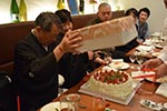 籏谷先生の誕生日パーティ[Hataya sensei’s birthday party.]